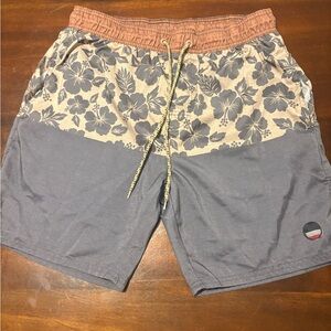 Legend Discovery Swim Shorts Men’s Size Medium –Floral & Colorblock Board Shorts